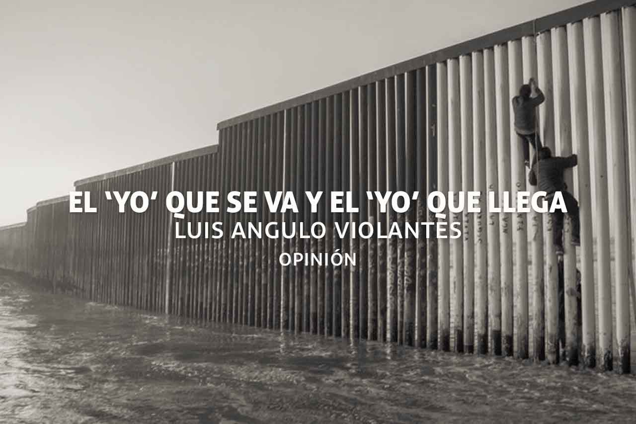 Dos emigrantes tratan de subir el muro frotnerizo entre México y Estados Unidos
